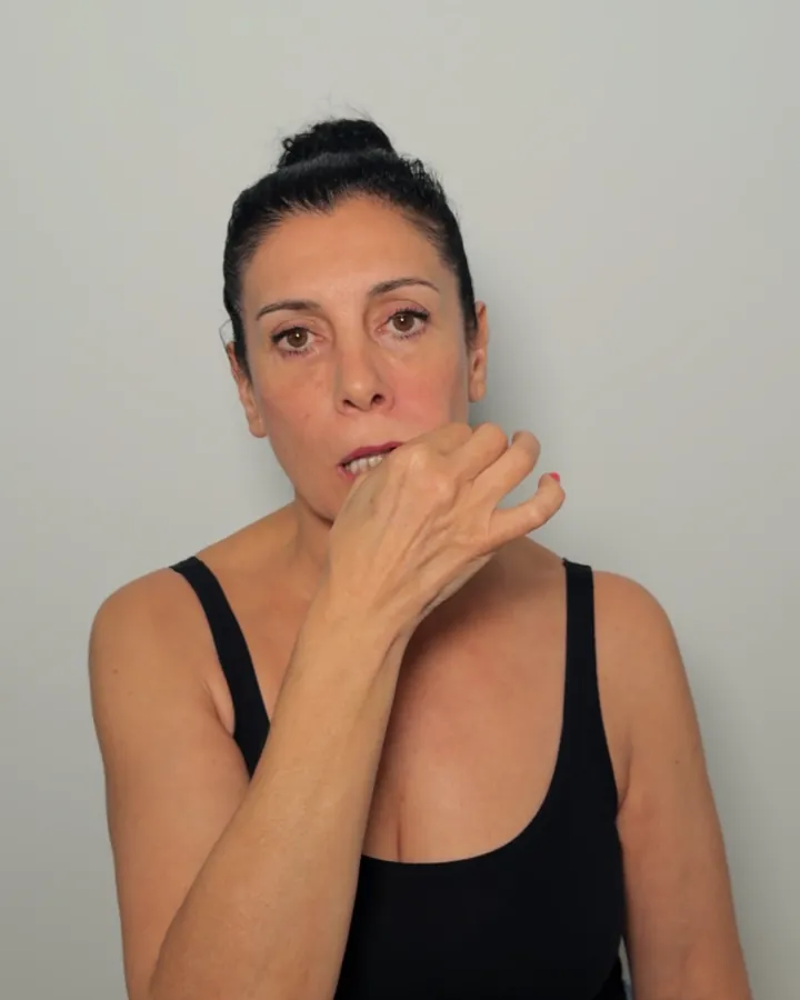 Izaskun libera la tensión alrededor de la boca con el dorso de la mano